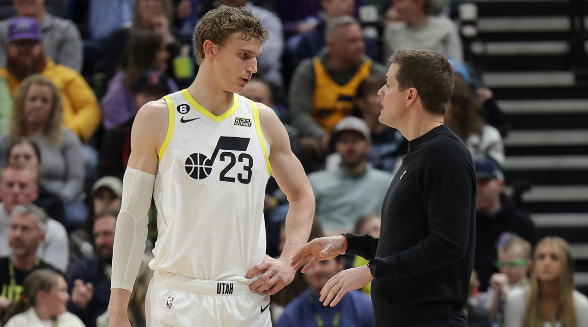 Lauri Markkanen talks to Jazz coach Will Hardy.